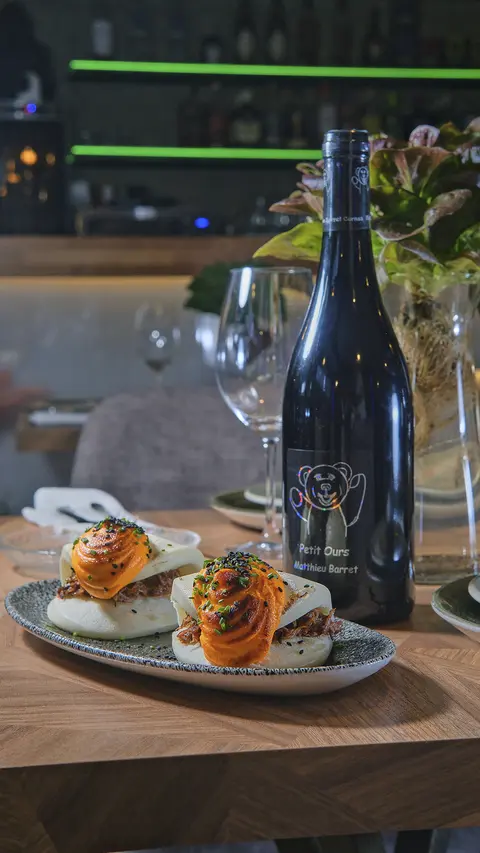 Pan Bao de Rabo de Toro Sopleteado con Alioli de Azafrán