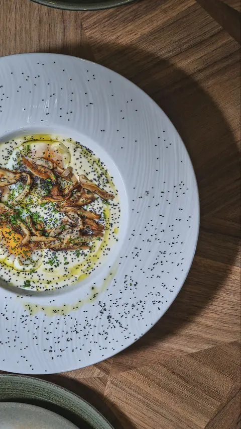 Huevos Trufados Estilo Poché con Cremoso de Patata y Setas